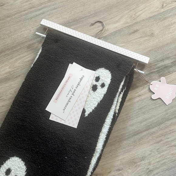 NWT Tik Tok Viral Cupcakes and Cashmere Plush Black White Ghost Throw Reversible - Picture 4 of 6